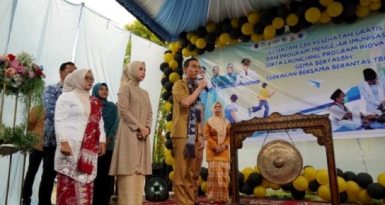 Bupati Kabupaten Ogan Komering Ilir, Muchendi Mahzareki, menghadiri peringatan Hari Kartini tahun 2025. (BEKISARMEDIA.ID/SIKUMBANG)
