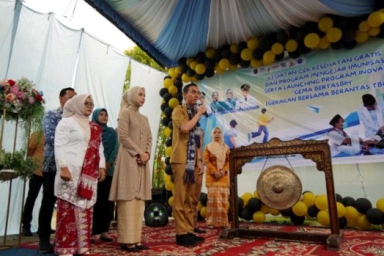 Bupati Kabupaten Ogan Komering Ilir, Muchendi Mahzareki, menghadiri peringatan Hari Kartini tahun 2025. (BEKISARMEDIA.ID/SIKUMBANG)