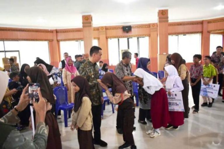 Sebanyak 35 pelajar finalis Kompetisi Matematika Nalaria Realistik (KMNR) ke 20 tingkat nasional kontingen Ogan Komering Ilir (OKI), secara resmi dilepas oleh Bupati Kabupaten OKI, Muchendi Mahzareki, bersama Rumah Literasi Kabupaten OKI dan CSR PT Sampoerna Agro, Tbk, untuk berkompetisi di Jakarta. (BEKISARMEDIA.iD/SIKUMBANG)