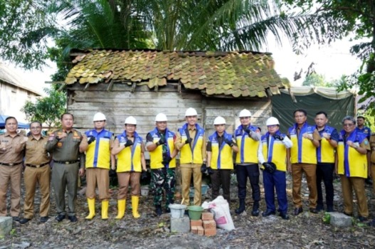 Bupati Kabupaten OKI, Muchendi Mahzarek, saat meresmikan perbaikan rumah tidak layak huni di Kelurahan Sukadana, Kayuagung, pada hari Senin, tanggal 28 April 2025. (BEKISARMEDIA.ID/SIKUMBANG)