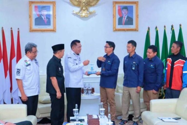 Bupati Kabupaten Musi Banyuasin, M. Toha, menerima audiensi jajaran PT PLN Cabang Sekayu dan PT MEP pada hari Selasa, tanggal 16 April 2025. (BEKISARMEDIA.ID/APRIZAL)