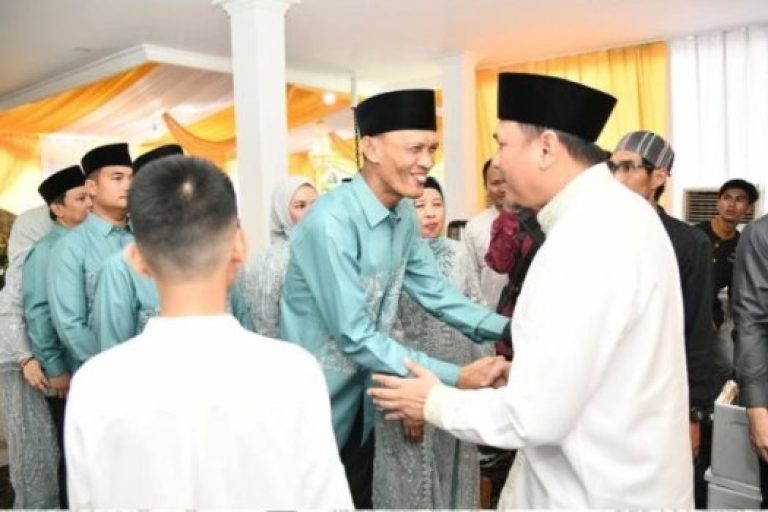 Ketua Dewan Perwakilan Rakyat Daerah (DPRD) Provinsi Sumatera Selatan, Andie Dinialdie, didampingi istri, menggelar acara halal bi halal pada hari Selasa, tanggal 01 April 2025, di rumah dinas Ketua DPRD Sumsel. (BEKISARMEDIA.ID/SIKUMBANG)