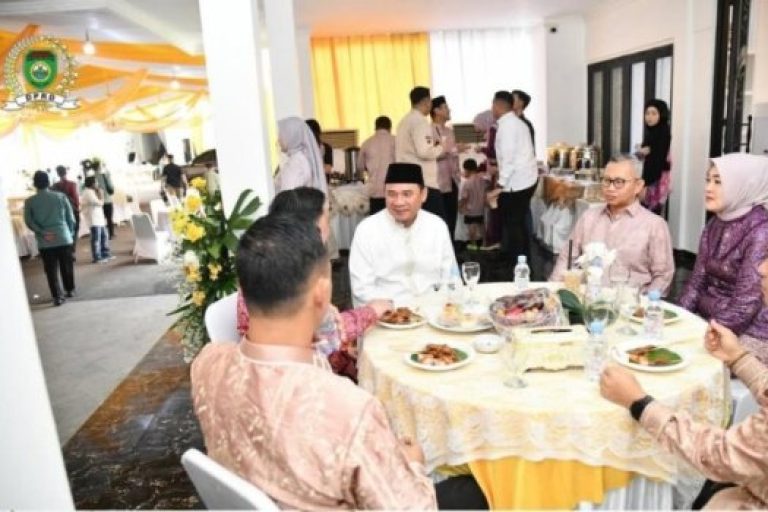 Ketua Dewan Perwakilan Rakyat Daerah (DPRD) Provinsi Sumatera Selatan, Andie Dinialdie, didampingi istri, menggelar acara halal bi halal pada hari Selasa, tanggal 01 April 2025, di rumah dinas Ketua DPRD Sumsel. (BEKISARMEDIA.ID/SIKUMBANG)