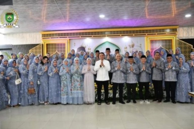 Ketua Dewan Perwakilan Rakyat Daerah (DPRD) Provinsi Sumatera Selatan, Andie Dinialdie, didampingi istri, menggelar acara halal bi halal pada hari Selasa, tanggal 01 April 2025, di rumah dinas Ketua DPRD Sumsel. (BEKISARMEDIA.ID/SIKUMBANG)