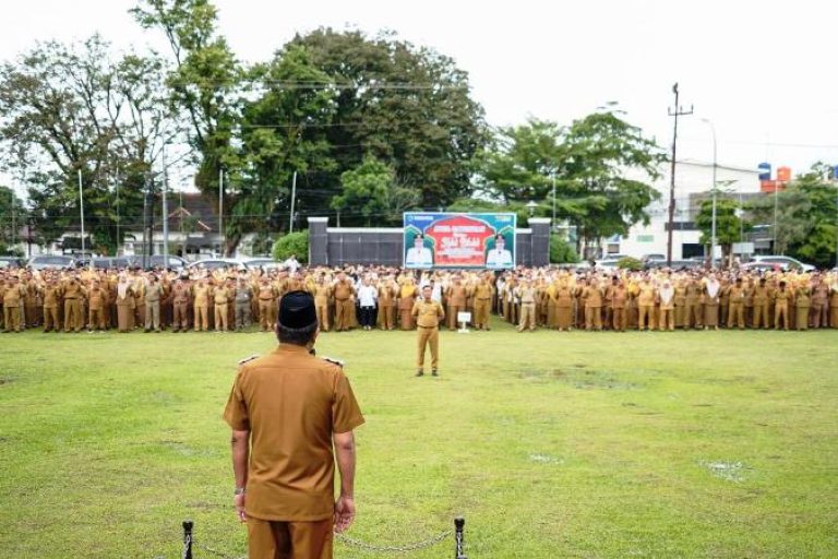 Bupati Kabupaten Muba, M. Toha, memimpin apel gabungan sekaligus Halal Bi Halal bersama seluruh Jajaran Aparatur Sipil Negara (ASN) dan Honorer di Lingkungan Pemkab Muba, pada hari Selasa, tanggal 8 April 2025, di Halaman Kantor Bupati. (BEKISARMEDIA/SIKUMBANG)