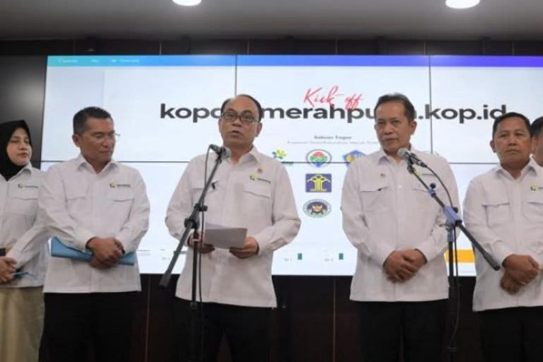 Menteri Koperasi Republik Indonesia, Budi Arie Setiadi, saat memberikan keterangan terkait Koperasi Desa Merah Putih, pada hari Senin, tanggal 21 April 2025. (BEKISARMEDIA.iD/KEMENTERIAN KOPERASI)