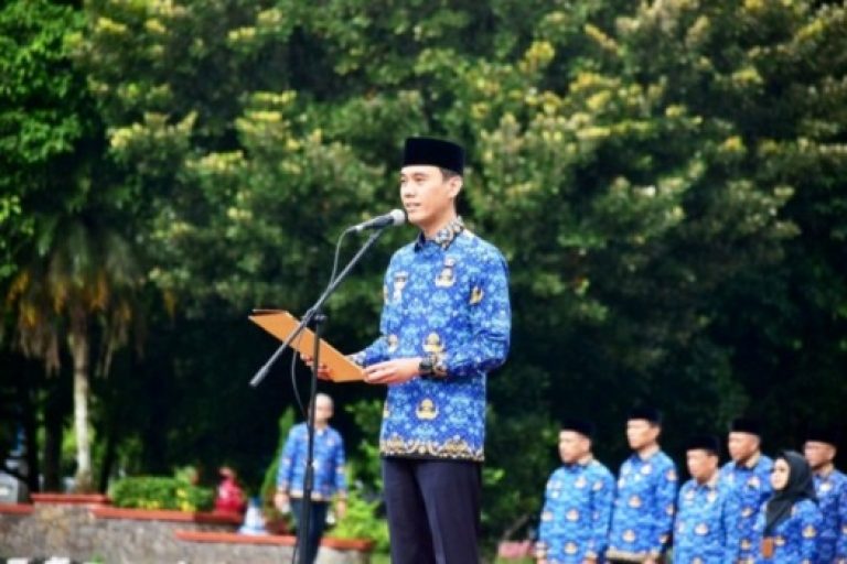 Bupati Kabupaten OKI, Muchendi Mahzareki, saat menjadi pembina Apel bulanan Pemerintah Kabupaten (Pemkab) OKI, yang berlangsung di Halaman Kantor Bupati, pada hari Kamis, tanggal 17 April 2025. (BEKISARMEDIA.ID/SIKUMBANG)