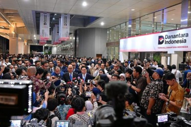Prabowo Subianto saat memberikan arahan dalam agenda Town Hall Meeting yang digelar di Jakarta International Convention Centre (JICC), pada hari Senin, tanggal 28 April 2025. (BEKISARMEDIA.ID/PRESIDENRI.GO.ID)