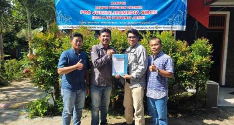 Ketua Umum (Ketum) Dewan Pimpinan Pusat (DPP) Pro Jurnalismedia Siber (PJS), Mahmud Marhaba, melakukan Kunjungan Kerja (Kunker) ke Kantor Dewan Pimpinan Daerah (DPD) PJS Provinsi Jambi, pada hari Jum'at, tanggal 18 April 2025. (BEKISARMEDIA.ID/DPP PJS)