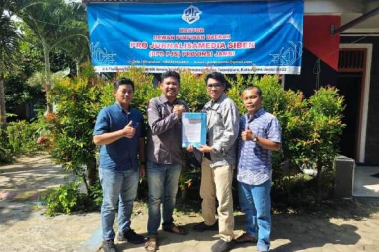 Ketua Umum (Ketum) Dewan Pimpinan Pusat (DPP) Pro Jurnalismedia Siber (PJS), Mahmud Marhaba, melakukan Kunjungan Kerja (Kunker) ke Kantor Dewan Pimpinan Daerah (DPD) PJS Provinsi Jambi, pada hari Jum'at, tanggal 18 April 2025. (BEKISARMEDIA.ID/DPP PJS)