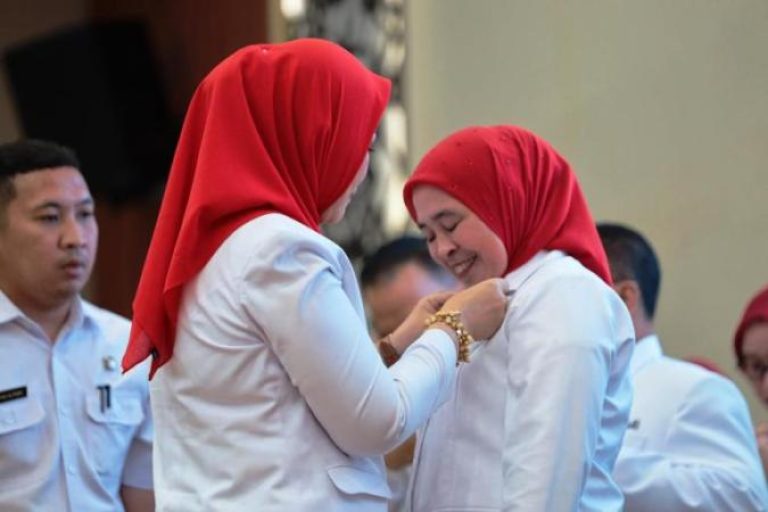 Ketua Palang Merah Indonesia (PMI) Provinsi Sumatera Selatan (Sumsel), Hj. Febrita Lustia, melantik Dewan Kehormatan dan Pengurus PMI Kota Palembang masa bakti 2025-2030, di Rumah Dinas Wali Kota Palembang, pada hari Rabu pagi tanggal 30 April 2025. (BEKISARMEDIA.ID/SIKUMBANG)