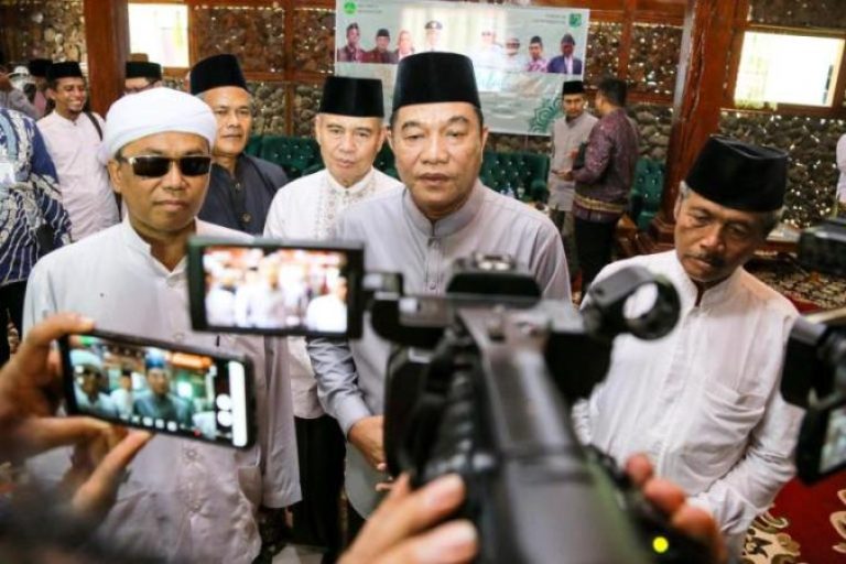 Bupati Kabupaten Musi Banyuasin (Muba), M. Toha, melakukan kunjungan ke Sekretariat Dewan Pengurus Daerah (DPD) Forum Pondok Pesantren (FORPESS) Kabupaten Muba di Pondok Pesantren (Ponpes) Hidayatul Fudhola Walisongo, Kecamatan Sungai Lilin, pada hari Selasa, tanggal 29 April 2025. (BEKISARMEDIA.ID/APRIZAL)