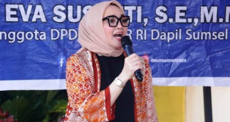 Hj. Eva Susanti, Anggota Komite II DPD RI Dapil Sumsel, saat Sosialisasi 4 Pilar MPR RI di Kelurahan Tanah Mas, Kecamatan, Talang Kelapa Kabupaten Banyuasin, pada hari Kamis, tanggal 24 April 2025. (BEKISARMEDIA/SIKUMBANG)