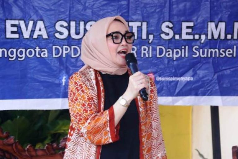 Hj. Eva Susanti, Anggota Komite II DPD RI Dapil Sumsel, saat Sosialisasi 4 Pilar MPR RI di Kelurahan Tanah Mas, Kecamatan, Talang Kelapa Kabupaten Banyuasin, pada hari Kamis, tanggal 24 April 2025. (BEKISARMEDIA/SIKUMBANG)