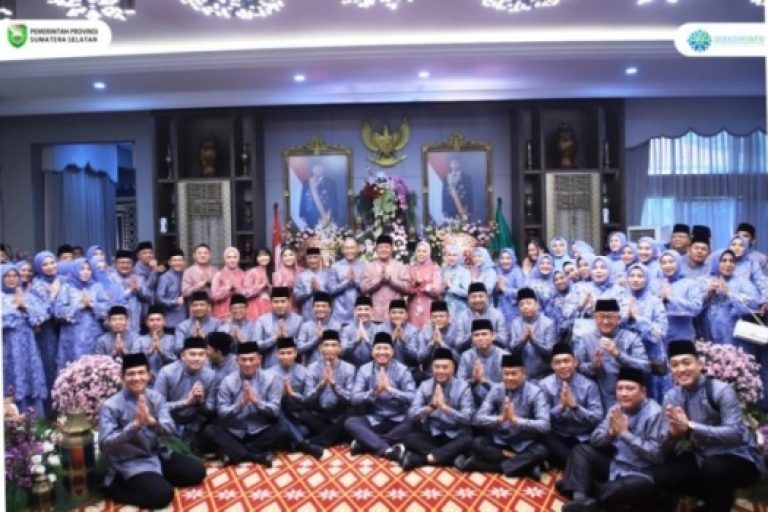 Gubernur Provinsi Sumatera Selatan (Sumsel) yang didampingi oleh Ketua Tim Penggerak (TP) Pemberdayaan Kesejahteraan Keluarga (PKK) Sumsel serta anak dan cucunya, melaksanakan open house di Griya Agung, pada hari Selasa, tanggal 1 April 2025. (BEKISARMEDIA/SIKUMBANG)