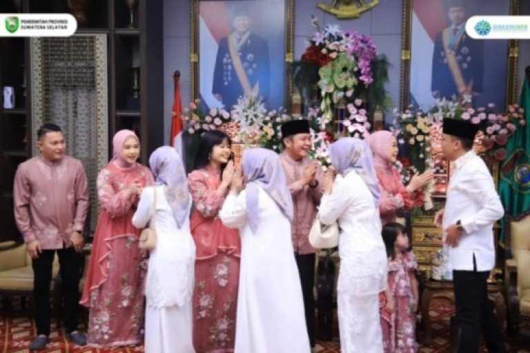 Gubernur Provinsi Sumatera Selatan (Sumsel) yang didampingi oleh Ketua Tim Penggerak (TP) Pemberdayaan Kesejahteraan Keluarga (PKK) Sumsel serta anak dan cucunya, melaksanakan open house di Griya Agung, pada hari Selasa, tanggal 1 April 2025. (BEKISARMEDIA/SIKUMBANG)