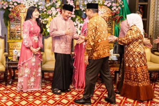 Gubernur Provinsi Sumatera Selatan (Sumsel) yang didampingi oleh Ketua Tim Penggerak (TP) Pemberdayaan Kesejahteraan Keluarga (PKK) Sumsel serta anak dan cucunya, melaksanakan open house di Griya Agung, pada hari Selasa, tanggal 1 April 2025. (BEKISARMEDIA/SIKUMBANG)
