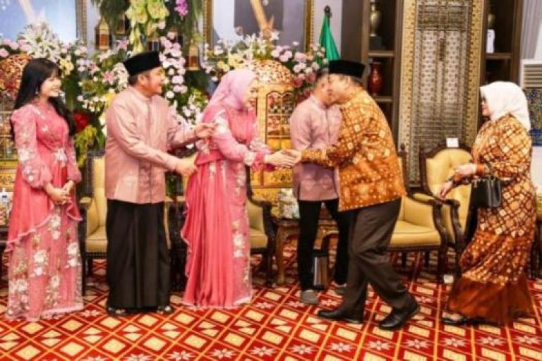 Gubernur Provinsi Sumatera Selatan (Sumsel) yang didampingi oleh Ketua Tim Penggerak (TP) Pemberdayaan Kesejahteraan Keluarga (PKK) Sumsel serta anak dan cucunya, melaksanakan open house di Griya Agung, pada hari Selasa, tanggal 1 April 2025. (BEKISARMEDIA/SIKUMBANG)