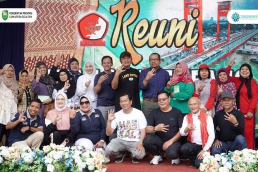Gubernur Provinsi Sumatera Selatan (Sumsel), Herman Deru, menghadiri acara senam bersama yang digelar oleh Ikatan Keluarga (IKA) Sekolah Menengah Atas Negeri Tiga (SMANTA) Kota Palembang, pada hari Sabtu, tanggal 5 April 2025 di halaman SMA Negeri 3 Kota Palembang. (BEKISARMEDIA/SIKUMBANG)