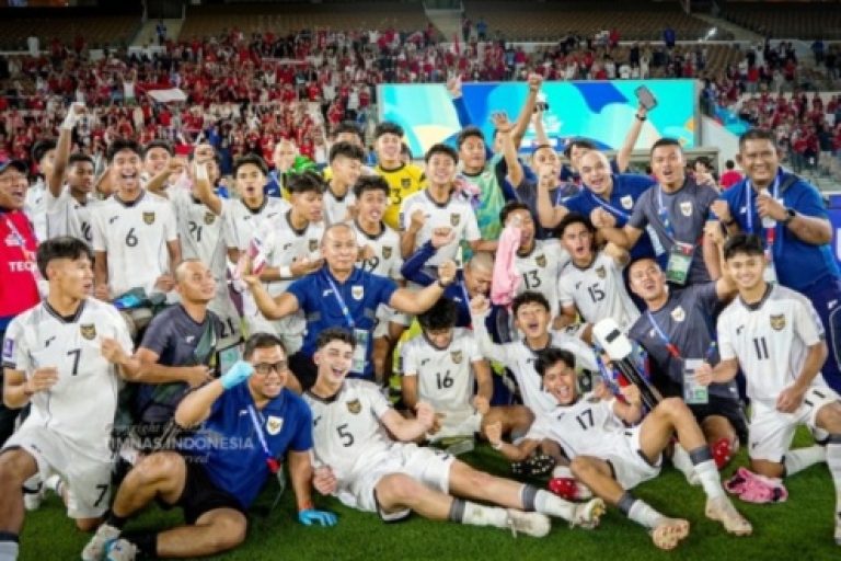 Pemain, Pelatih, dan Official Tim Nasional Sepak Bola Indonesia U-17 saat berhasil mengalahkan Korea Selatan, pada hari Jum'at malam, tanggal 4 April 2025 di Jeddah, Arab Saudi. (BekisarMedia/PSSI.Org)