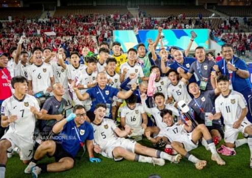 Pemain, Pelatih, dan Official Tim Nasional Sepak Bola Indonesia U-17 saat berhasil mengalahkan Korea Selatan, pada hari Jum'at malam, tanggal 4 April 2025 di Jeddah, Arab Saudi. (BekisarMedia/PSSI.Org)