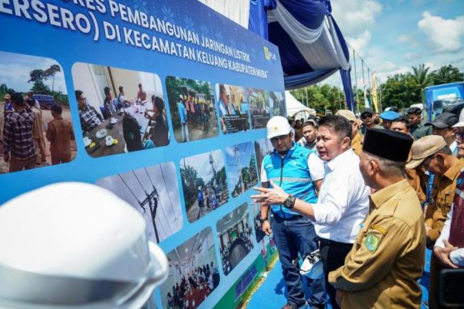 Sekretaris Daerah Kabupaten Musi Banyuasin, Dr. H. Apriyadi Mahmud, mendampingi Gubernur Sumatera Selatan, Herman Deru, saat peresmian peralihan penggunaan aliran listrik dari PT MEP ke PLN. (BEKISARMEDIA.ID/SIKUMBANG)