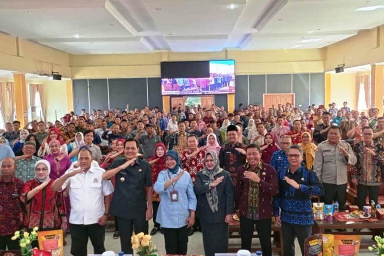 Bupati Kabupaten Muara Enim, H. Edison, bersama peserta Sosialisasi Percepatan Pembentukan Koperasi Desa Merah Putih, pada hari Kamis, tanggal 24 April 2025, di Kantor Dinas Pemberdayaan Masyarakat dan Desa (PMD) Kabupaten Muara Enim. (BEKISARMEDIA.ID/SIKUMBANG)
