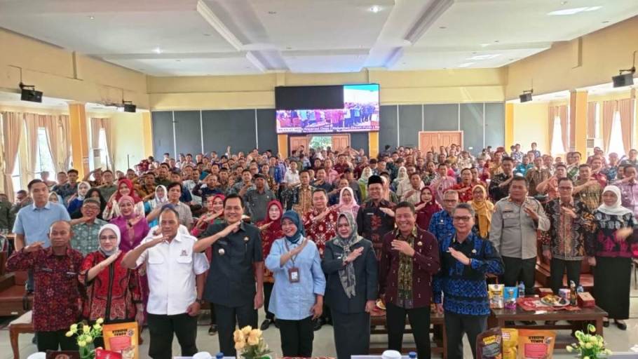 Bupati Kabupaten Muara Enim, H. Edison, bersama peserta Sosialisasi Percepatan Pembentukan Koperasi Desa Merah Putih, pada hari Kamis, tanggal 24 April 2025, di Kantor Dinas Pemberdayaan Masyarakat dan Desa (PMD) Kabupaten Muara Enim. (BEKISARMEDIA.ID/SIKUMBANG)