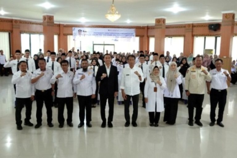 Bupati Kabupaten OKI, Muchendi Mahzareki, pada acara penyerahan Surat Keputusan (SK) Calon Pegawai Negeri Sipil (CPNS) formasi tahun 2024, pada hari Rabu, tanggal 16 April 2025. (BEKISARMEDIA.ID/SIKUMBANG)