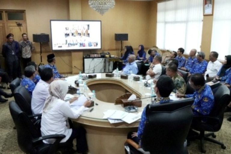 Bupati Kabupaten Ogan Komering Ilir (OKI) Muchendi Mahzareki, mendorong percepatan penyelesaian pembangunan Sistem Penyediaan Air Minum (SPAM) di Kecamatan Air Sugihan, dalam rapat koordinasi yang digelar di Ruang Rapat Bupati, pada hari Kamis, tanggal 17 April 2025. (BEKISARMEDIA.ID/SIKUMBANG)