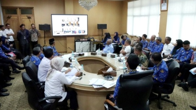 Bupati Kabupaten Ogan Komering Ilir (OKI) Muchendi Mahzareki, mendorong percepatan penyelesaian pembangunan Sistem Penyediaan Air Minum (SPAM) di Kecamatan Air Sugihan, dalam rapat koordinasi yang digelar di Ruang Rapat Bupati, pada hari Kamis, tanggal 17 April 2025. (BEKISARMEDIA.ID/SIKUMBANG)