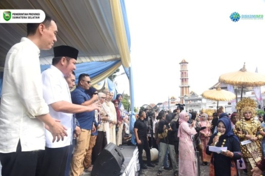 Gubernur Provinsi Sumatera Selatan, Herman Deru, didampingi Bupati Kabupaten Ogan Komering Ilir (H. Muchendi Mahzareki) dan Anggota Dewan Perwakilan Rakyat Republik Indonesia (Ishak Meki), menghadiri acara Midang yang menjadi tradisi masyarakat Kabupaten Ogan Komering Ilir, pada hari Rabu, tanggal 2 April 2025. (BEKISARMEDIA/SIKUMBANG)