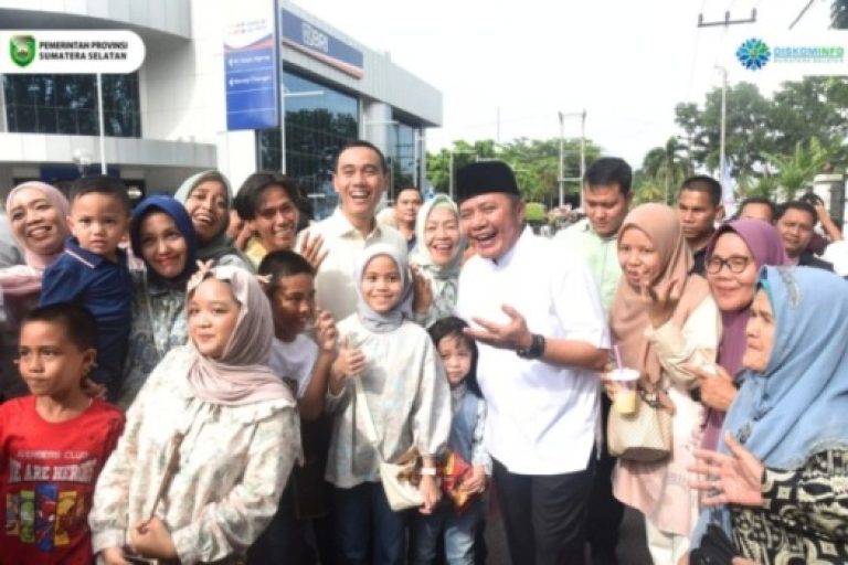 Gubernur Provinsi Sumatera Selatan, Herman Deru, didampingi Bupati Kabupaten Ogan Komering Ilir (H. Muchendi Mahzareki) dan Anggota Dewan Perwakilan Rakyat Republik Indonesia (Ishak Meki), menghadiri acara Midang yang menjadi tradisi masyarakat Kabupaten Ogan Komering Ilir, pada hari Rabu, tanggal 2 April 2025. (BEKISARMEDIA/SIKUMBANG)