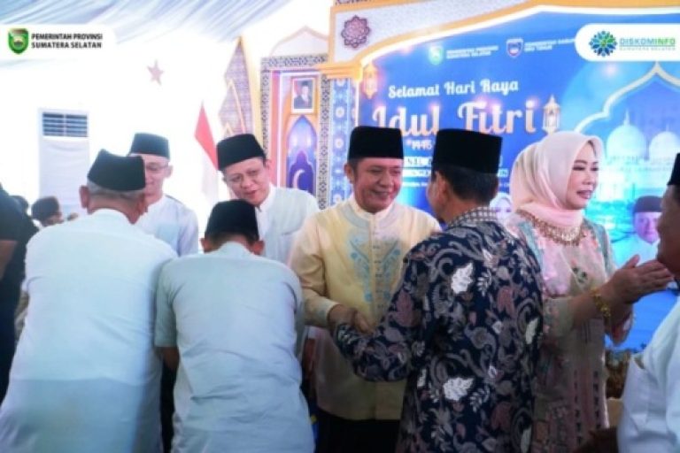 Gubernur Provinsi Sumatera Selatan (Sumsel) menggelar halal bi halal bersama warga Kabupaten Ogan Komering Ulu (OKU) Timur, tepatnya di Jalan Raya Sidomulyo, Belitang, pada hari Kamis, tanggal 3 April 2025. (BEKISARMEDIA/SIKUMBANG)