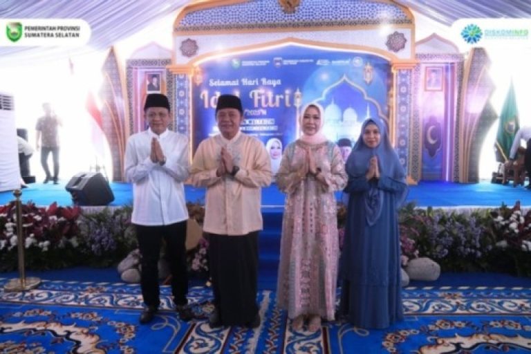 Gubernur Provinsi Sumatera Selatan (Sumsel) menggelar halal bi halal bersama warga Kabupaten Ogan Komering Ulu (OKU) Timur, tepatnya di Jalan Raya Sidomulyo, Belitang, pada hari Kamis, tanggal 3 April 2025. (BEKISARMEDIA/SIKUMBANG)