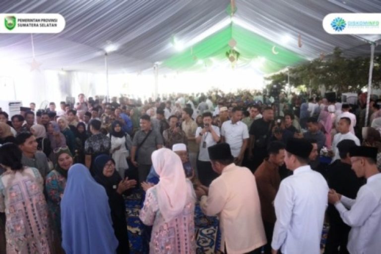 Gubernur Provinsi Sumatera Selatan (Sumsel) menggelar halal bi halal bersama warga Kabupaten Ogan Komering Ulu (OKU) Timur, tepatnya di Jalan Raya Sidomulyo, Belitang, pada hari Kamis, tanggal 3 April 2025. (BEKISARMEDIA/SIKUMBANG)