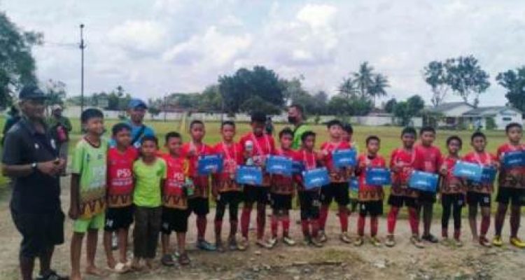 Sekolah Sepak Bola (SSB) Palembang Soccer Skills (PSS) sukses memperoleh trofi pertama setelah libur Lebaran Idul fitri tahun 1.446 Hijriah / 2025 Masehi. (BEKISARMEDIA.ID/TRI RICKI)