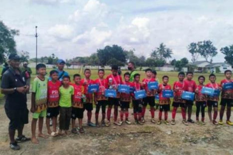 Sekolah Sepak Bola (SSB) Palembang Soccer Skills (PSS) sukses memperoleh trofi pertama setelah libur Lebaran Idul fitri tahun 1.446 Hijriah / 2025 Masehi. (BEKISARMEDIA.ID/TRI RICKI)