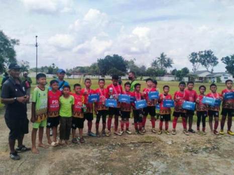 Sekolah Sepak Bola (SSB) Palembang Soccer Skills (PSS) sukses memperoleh trofi pertama setelah libur Lebaran Idul fitri tahun 1.446 Hijriah / 2025 Masehi. (BEKISARMEDIA.ID/TRI RICKI)