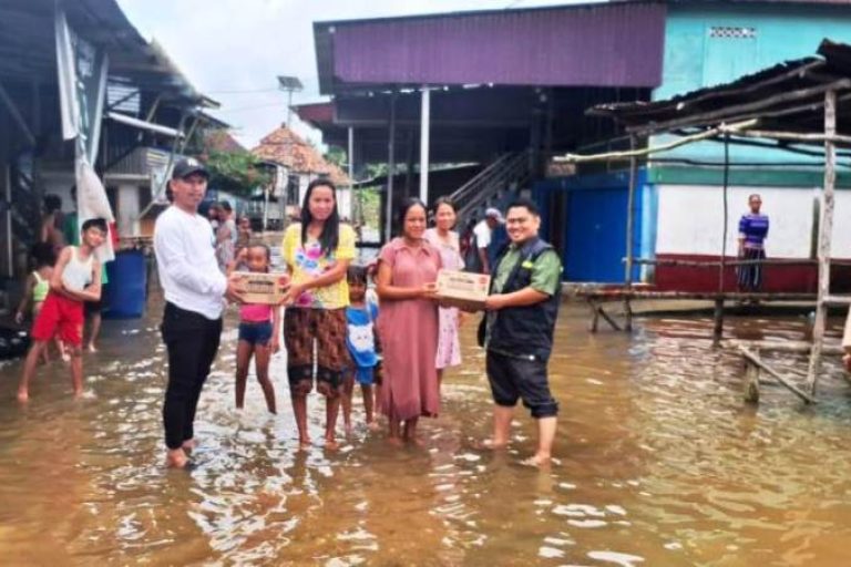 Meski genangan banjir telah surut, perhatian Pemerintah Kabupaten (Pemkab) Musi Banyuasin (Muba) terhadap kesehatan warganya tidak ikut surut. Melalui Dinas Kesehatan (Dinkes), layanan kesehatan tetap digencarkan, terutama bagi masyarakat terdampak di wilayah Kecamatan Bayung Lencir dan Tungkal Jaya. (BEKISARMEDIA.ID/SIKUMBANG)