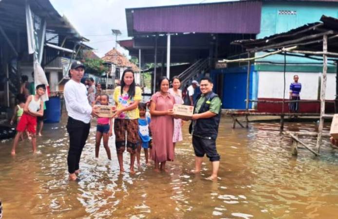 Meski genangan banjir telah surut, perhatian Pemerintah Kabupaten (Pemkab) Musi Banyuasin (Muba) terhadap kesehatan warganya tidak ikut surut. Melalui Dinas Kesehatan (Dinkes), layanan kesehatan tetap digencarkan, terutama bagi masyarakat terdampak di wilayah Kecamatan Bayung Lencir dan Tungkal Jaya. (BEKISARMEDIA.ID/SIKUMBANG)