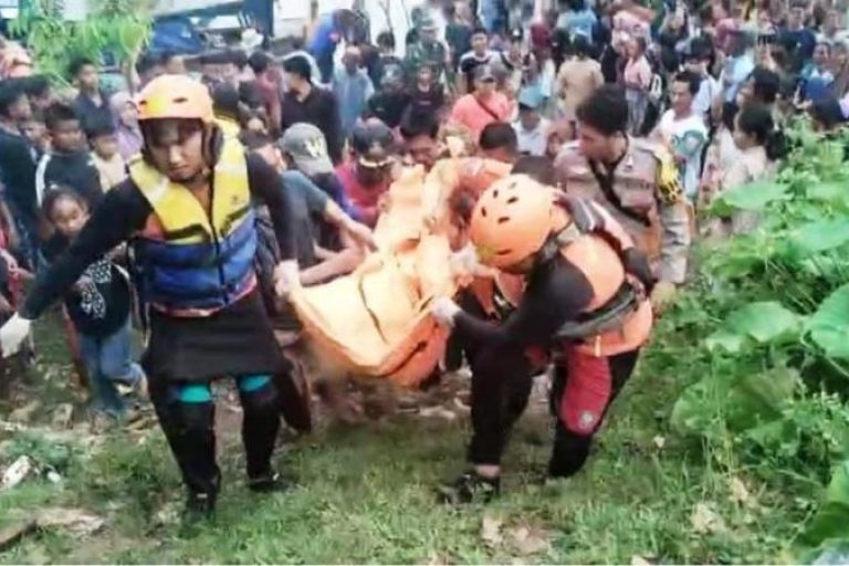 Aksi cepat dan sigap ditunjukkan oleh Tim Gabungan Kabupaten Musi Banyuasin (Muba) dalam merespons laporan warga, terkait musibah tenggelamnya pasangan Lanjut Usia (Lansia) asal Dusun II Desa Tanjung Agung Barat, Kecamatan Lais. (BEKISARMEDIA.ID/APRIZAL)