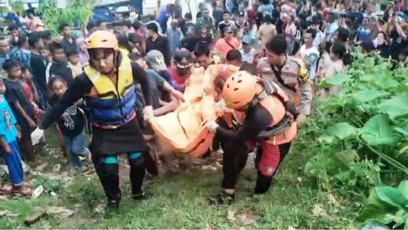 Aksi cepat dan sigap ditunjukkan oleh Tim Gabungan Kabupaten Musi Banyuasin (Muba) dalam merespons laporan warga, terkait musibah tenggelamnya pasangan Lanjut Usia (Lansia) asal Dusun II Desa Tanjung Agung Barat, Kecamatan Lais. (BEKISARMEDIA.ID/APRIZAL)