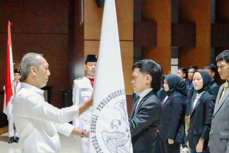 Bupati Kabupaten Musi Banyuasin (Muba), M. Toha, melalui Staf Ahli Bupati Bidang Pembangunan, Tabrani Rizki, melantik Organisasi Masyarakat (Ormas) Pemuda Peduli Pengangguran (PPP), di Opproom Pemerintah Kabupaten (Pemkab) Muba, pada hari Rabu, tanggal 30 April 2025. (BEKISARMEDIA.ID/SIKUMBANG)