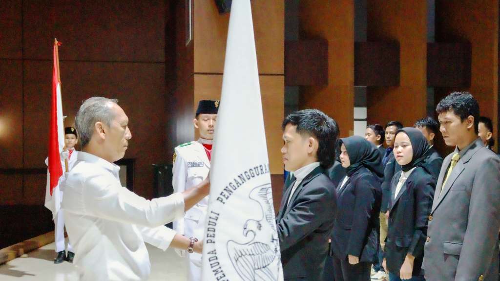 Bupati Kabupaten Musi Banyuasin (Muba), M. Toha, melalui Staf Ahli Bupati Bidang Pembangunan, Tabrani Rizki, melantik Organisasi Masyarakat (Ormas) Pemuda Peduli Pengangguran (PPP), di Opproom Pemerintah Kabupaten (Pemkab) Muba, pada hari Rabu, tanggal 30 April 2025. (BEKISARMEDIA.ID/SIKUMBANG)