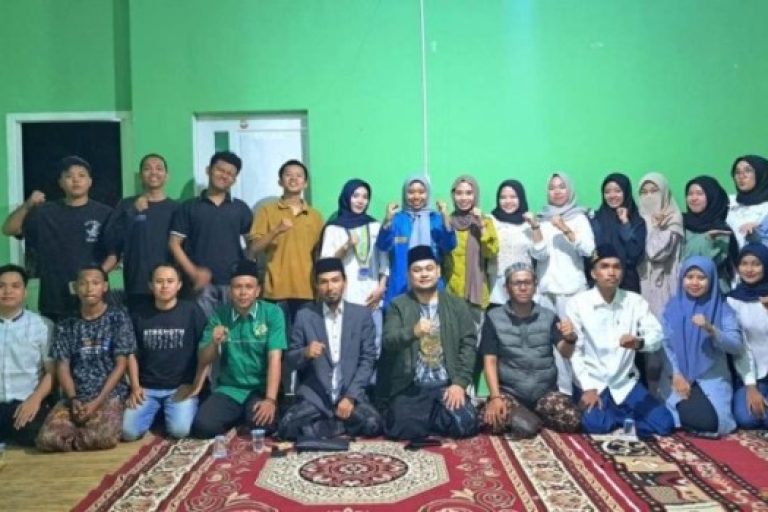 Dalam rangka memperingati hari lahir Pergerakan Mahasiswa Islam Indonesia (PMII) yang ke-65 tahun, Pengurus Cabang PMII Ogan Komering Ulu (OKU) menggelar kegiatan Tasyakuran dan Refleksi Gerakan Kader OKU, di Sekretariat PC PMII OKU (BEKISARMEDIA.ID/SIKUMBANG)