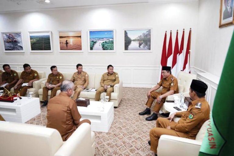 Bupati Kabupaten Musi Banyuasin, M. Toha, saat menyerahkan Surat Keputusan Pelaksana Tugas kepada Aparatur Sipil Negara untuk Menduduki Jabatan di Lingkungan Pemerintah Kabupaten Musi Banyuasin. (BEKISARMEDIA.ID/SIKUMBANG)