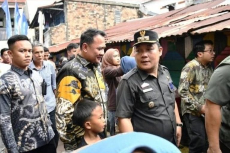 Ketua Dewan Perwakilan Rakyat Daerah (DPRD) Provinsi Sumatera Selatan (Sumsel), Andie Denaldie, menghadiri program Gerak Cepat Perbaikan Rumah Tidak Layak Huni dan Sanitasi Tahun 2025, yang diselenggarakan oleh Pemerintah Provinsi (Pemprov) Sumsel, hari Jum'at, tanggal 14 Maret 2025. (BEKISARMEDIA.ID/SIKUMBANG)