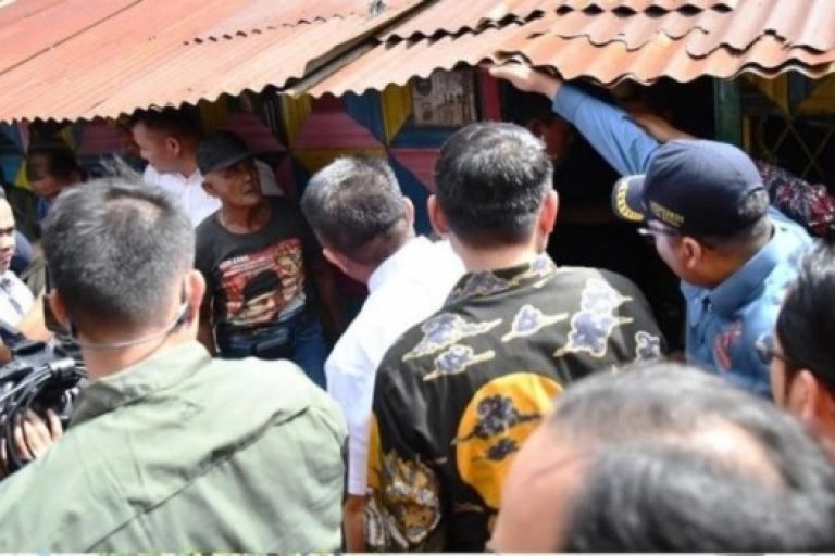 Ketua Dewan Perwakilan Rakyat Daerah (DPRD) Provinsi Sumatera Selatan (Sumsel), Andie Denaldie, menghadiri program Gerak Cepat Perbaikan Rumah Tidak Layak Huni dan Sanitasi Tahun 2025, yang diselenggarakan oleh Pemerintah Provinsi (Pemprov) Sumsel, hari Jum'at, tanggal 14 Maret 2025. (BEKISARMEDIA.ID/SIKUMBANG)