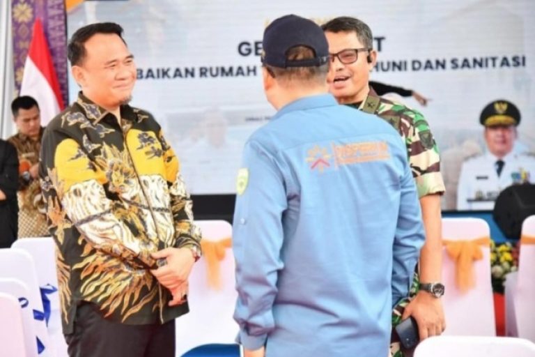 Ketua Dewan Perwakilan Rakyat Daerah (DPRD) Provinsi Sumatera Selatan (Sumsel), Andie Denaldie, menghadiri program Gerak Cepat Perbaikan Rumah Tidak Layak Huni dan Sanitasi Tahun 2025, yang diselenggarakan oleh Pemerintah Provinsi (Pemprov) Sumsel, hari Jum'at, tanggal 14 Maret 2025. (BEKISARMEDIA.ID/SIKUMBANG)